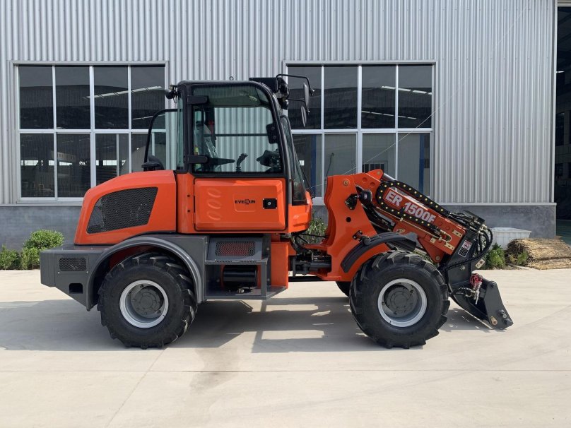 Фронтальный телескопический погрузчик