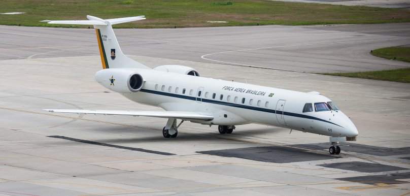 Самолёт ERJ 145
