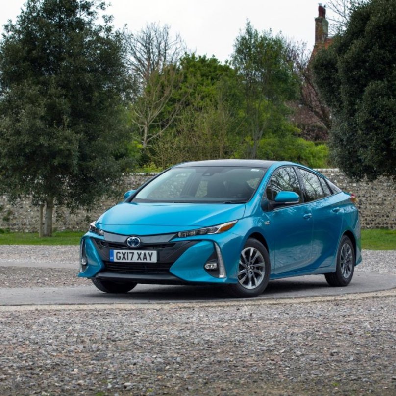 Тойота Приус гибрид 2016