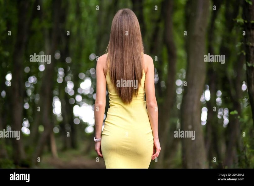 Стройная блондинка вид сзади