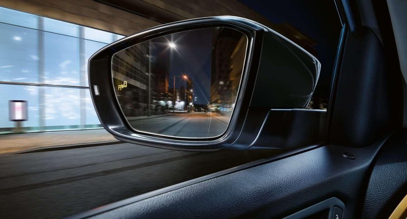 Зеркало автомобиля