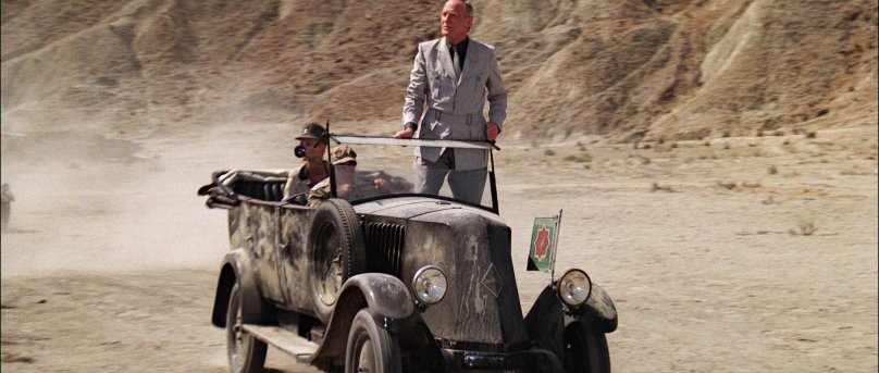 Индиана Джонс коротышка за рулем