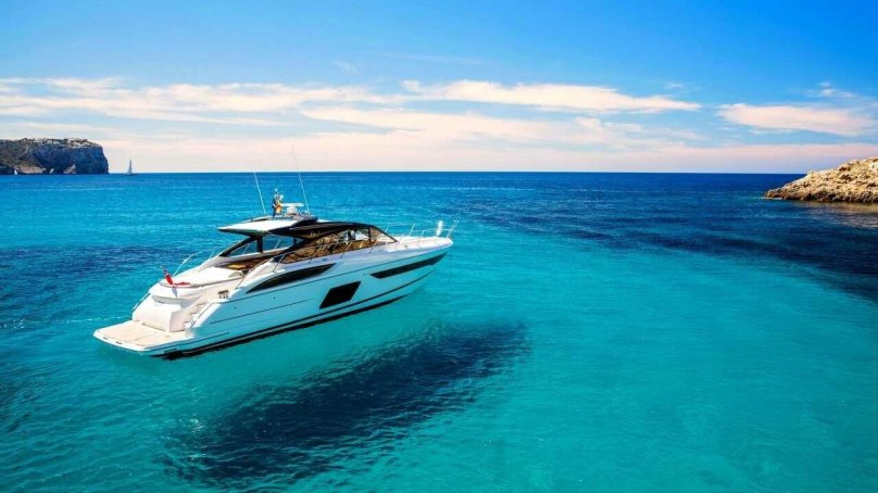 Яхта в море