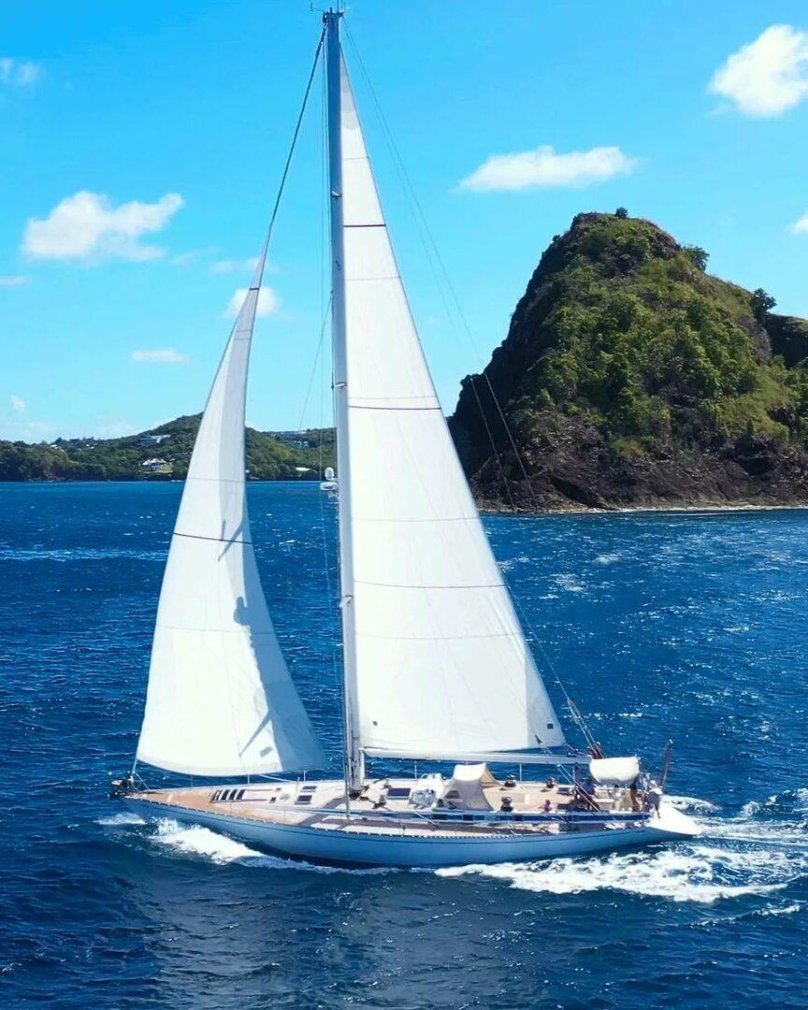 Яхта Sailing Yacht a