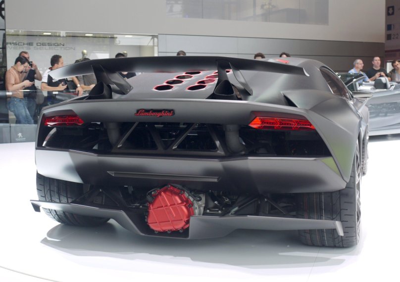 Ламборджини Sesto elemento