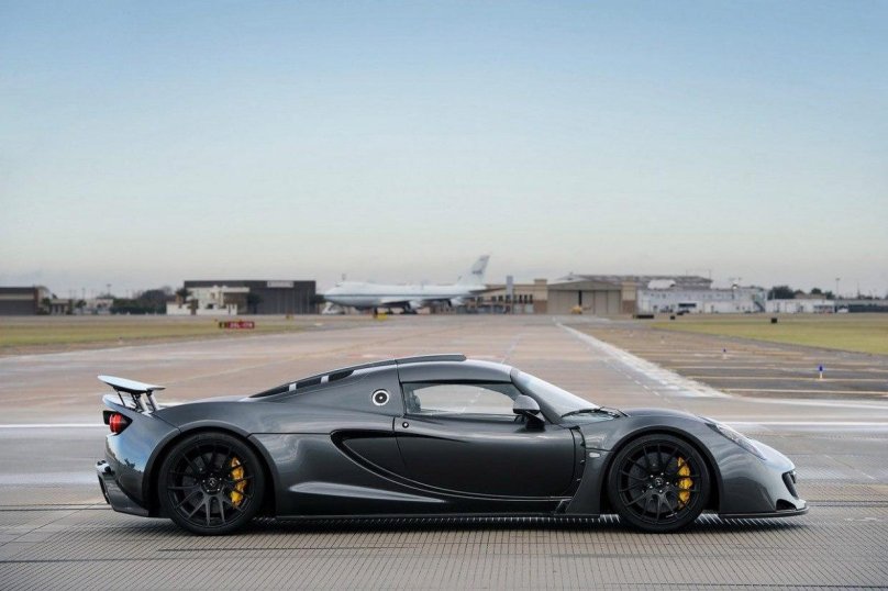Машина Hennessey Venom