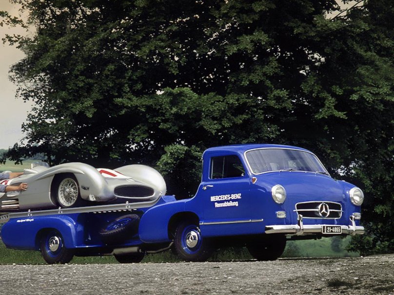 Машина которая везет гоночную машину