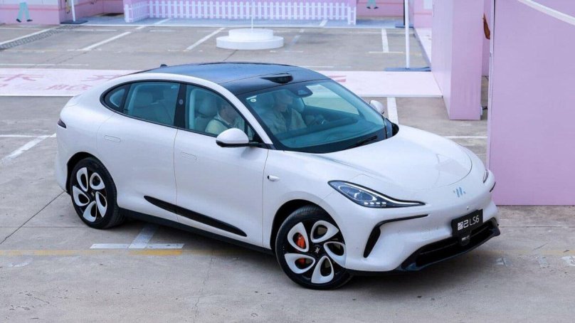 Китайский кроссовер похоже на Астон-Мартин