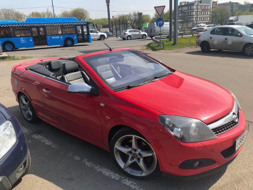 Кабриолет Опель Астра красный
