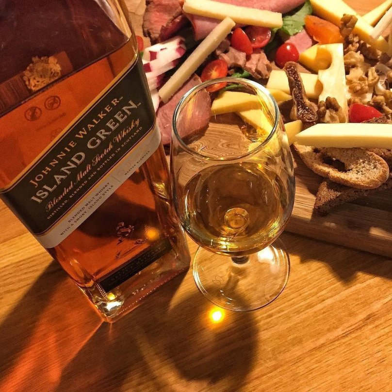 Виски на столе