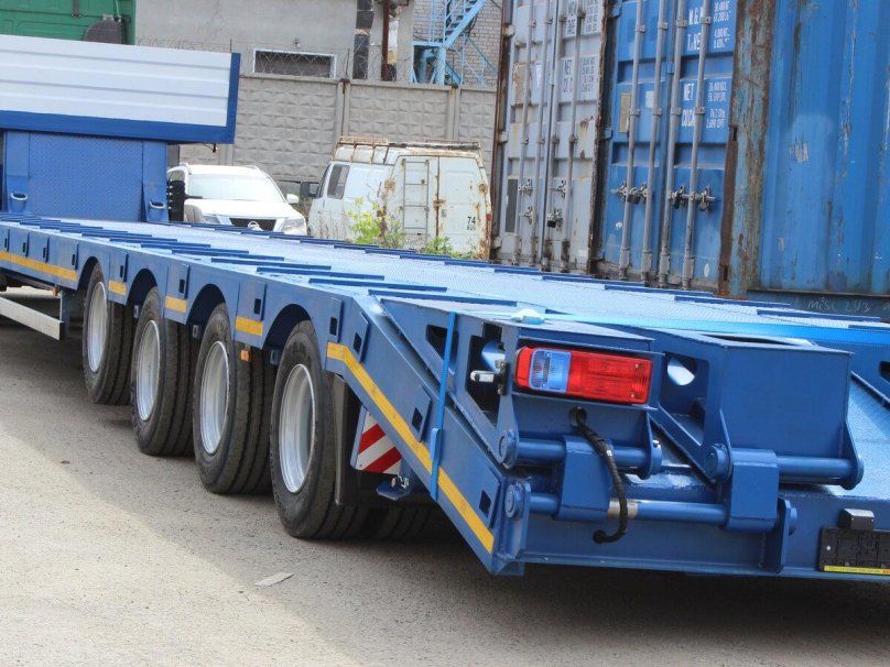 Низкорамный трал с 4 поворотными шасси