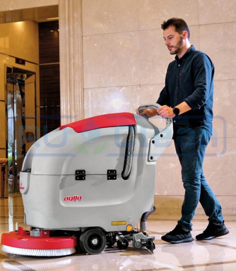 Мойка полов на складе самоходной поломоечной машине