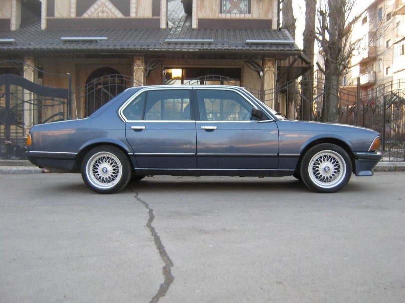 BMW 7 е23