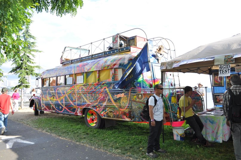 Автобус много фар