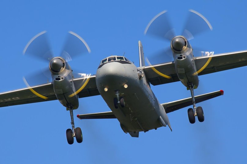 АН-32 военно-транспортный самолёт