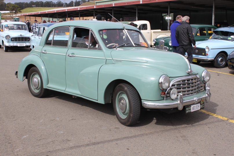 Автомобиль Моррис Оксфорд универсал красный