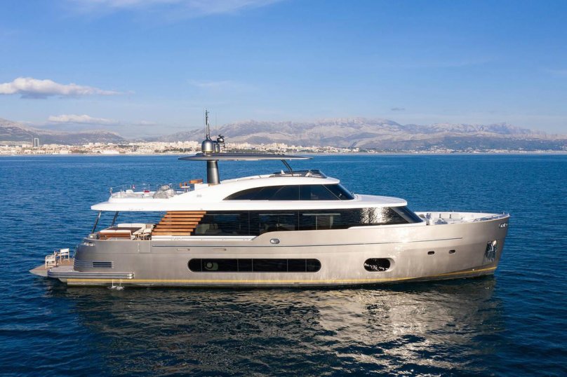 Яхта Азимут Магеллано 25 метров