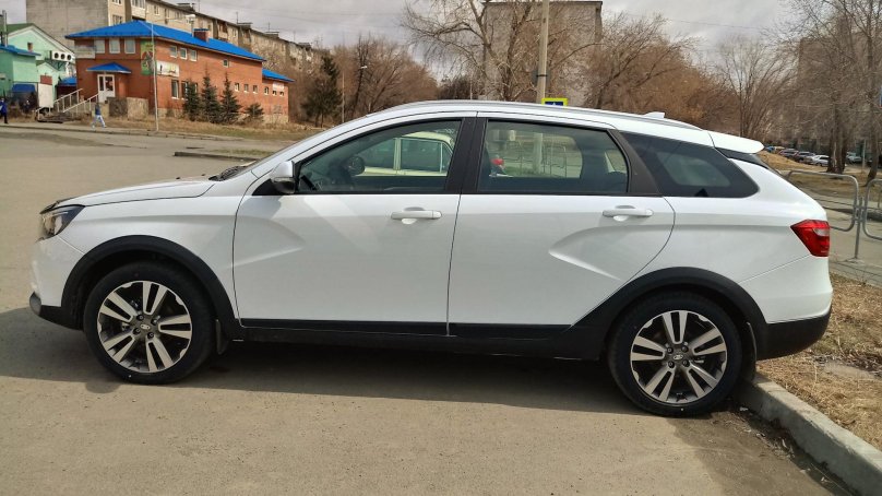 Лада Веста кросс белая