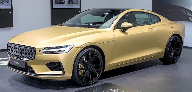 Желто-золотой Polestar 2