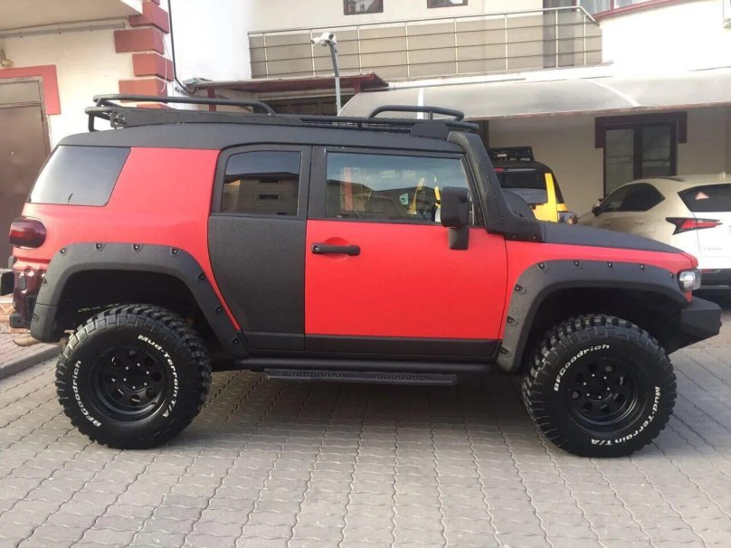 Тойота FJ Cruiser красная