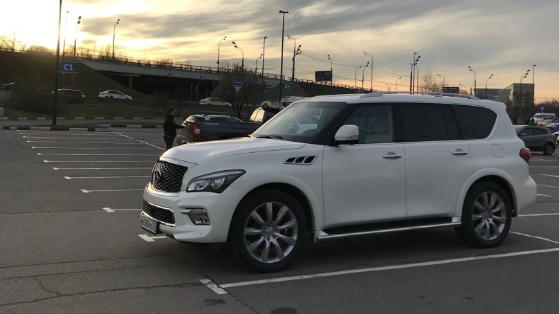 Infiniti qx56 белый