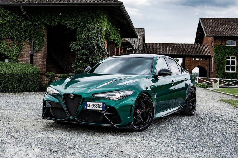 Машина Альфа зелёная