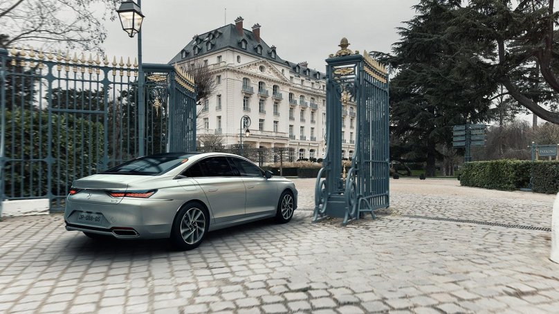 Седан премиум класса