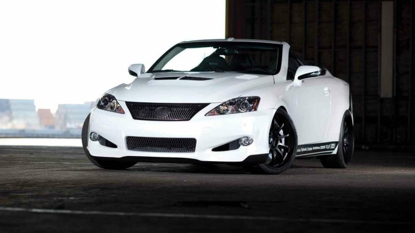 Спортивный Лексус белый