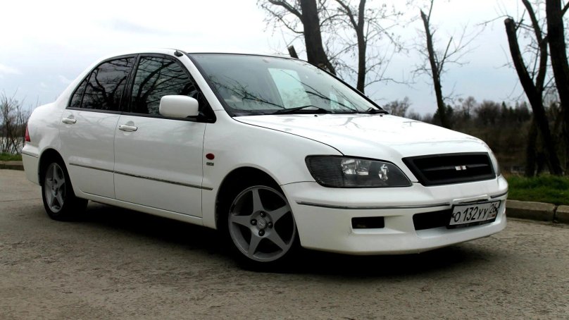 Lancer Cedia белая