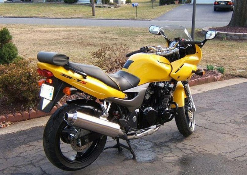 Kawasaki ZR-7s золотистая