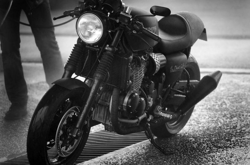Cafe Racer stance