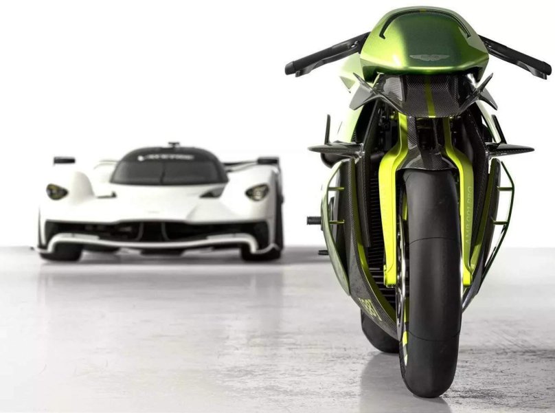 Aston Martin amb 001