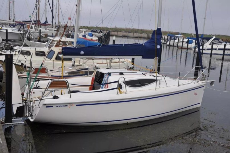 Яхта Максус 24