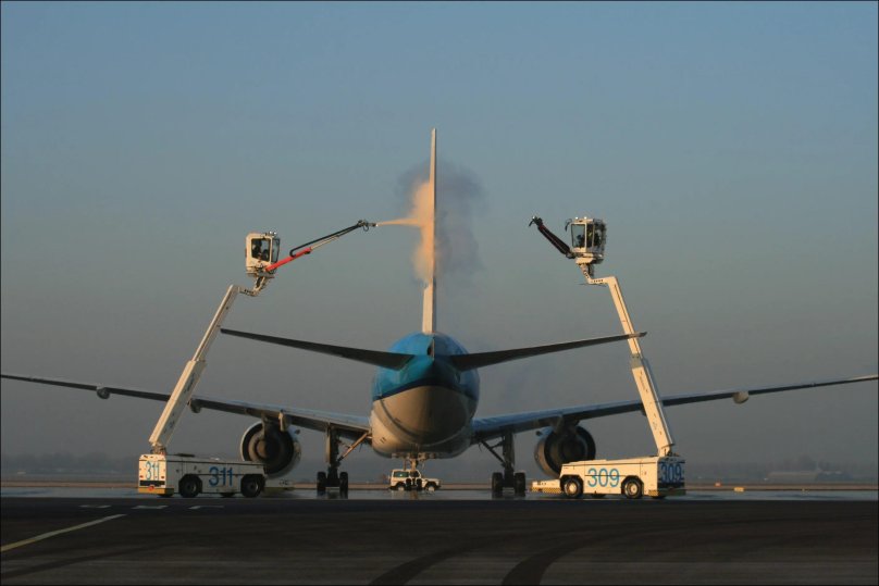 Противообледенительная обработка самолета