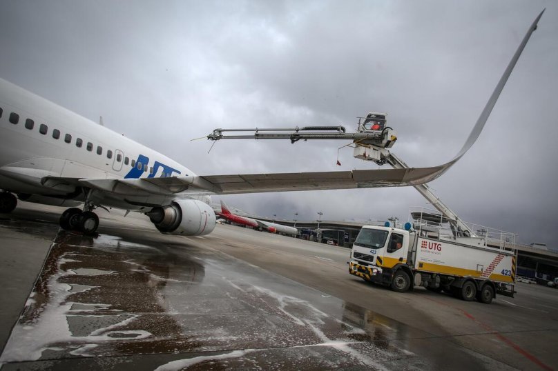 Аэропорт Толмачево деайсер Темпест-2