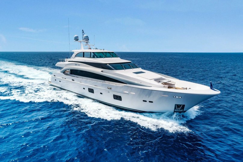 Яхта Ocean Alexander 100