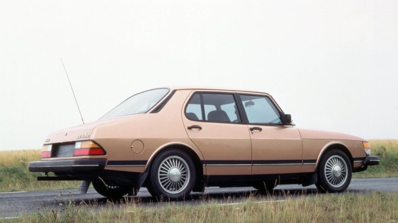 Сааб 900 седан