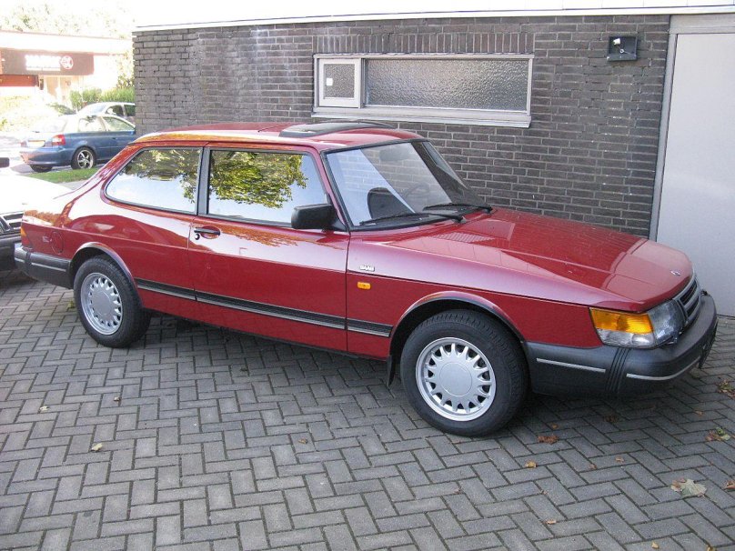 Saab 900 i