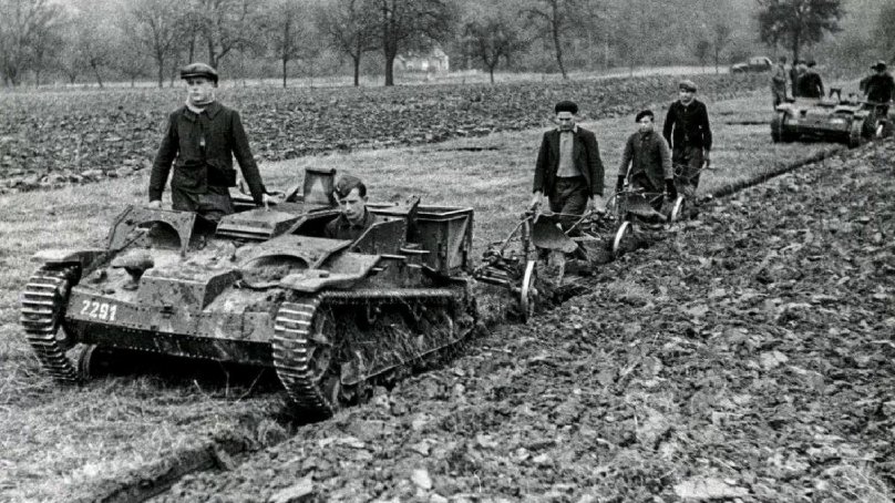 Танк с плугом