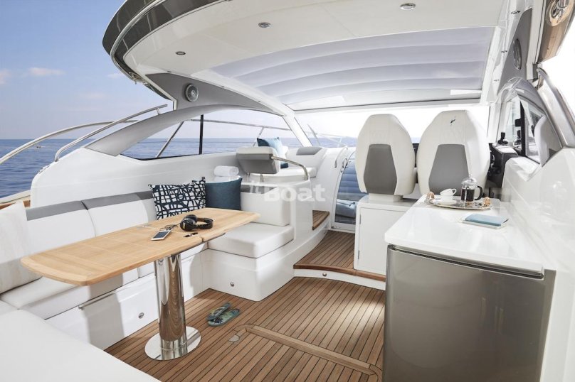 Яхта Princess v40