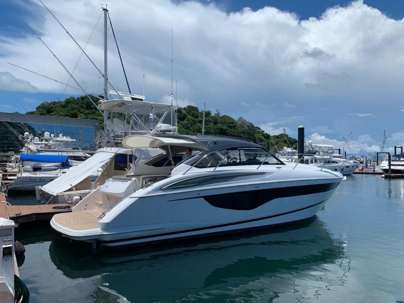 Яхта принцесса v40