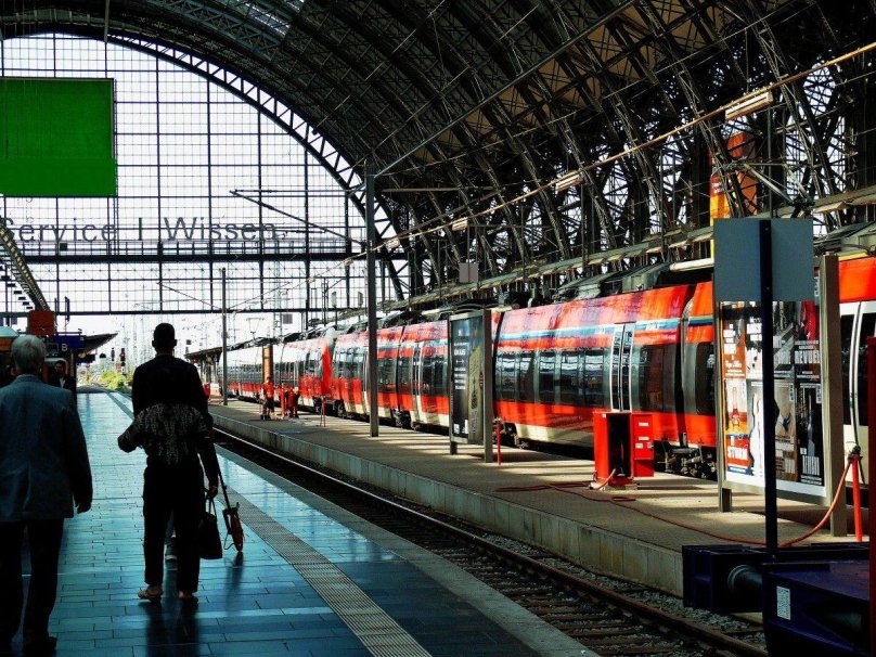 Train Station" (Железнодорожная станция)