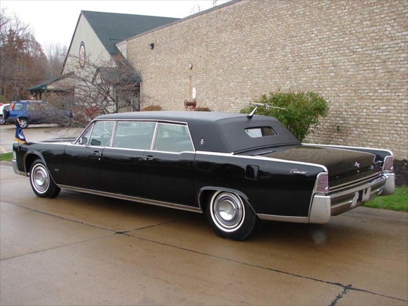 Линкольн Континенталь лимузин