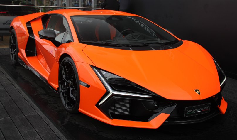 Ламборджини revuelto