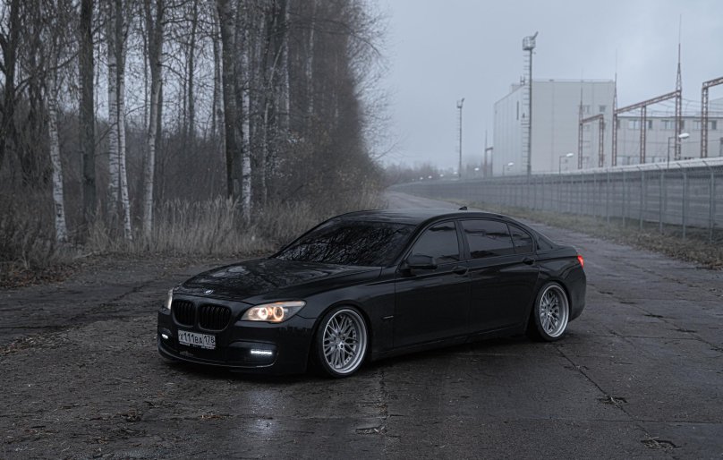 BMW 7 F stance