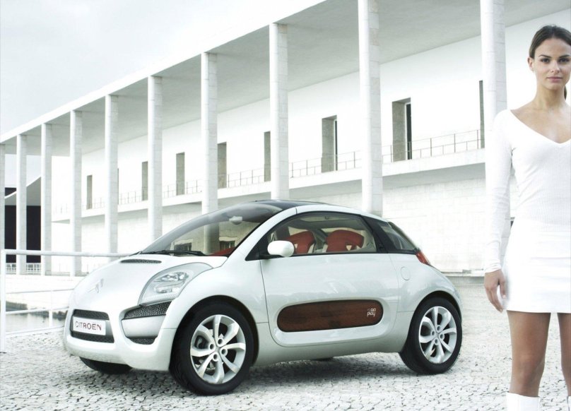 Девушка и белая машина