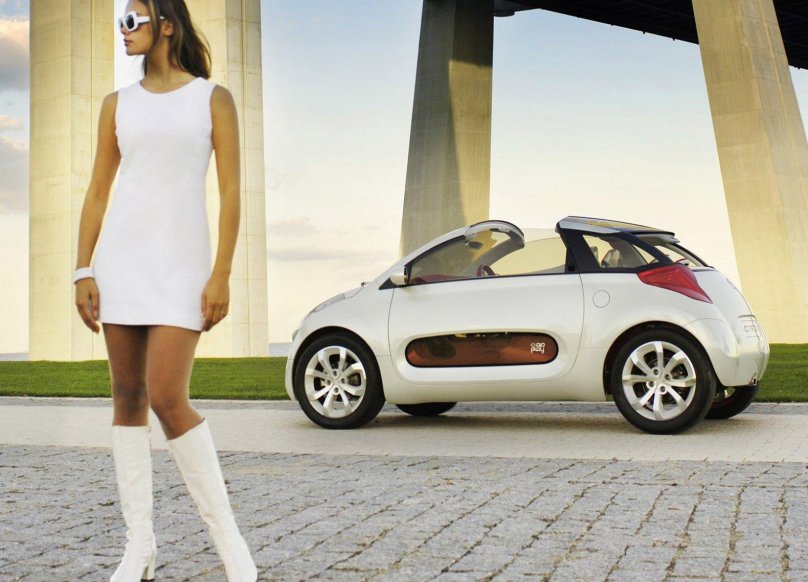 Автомобиль Ситроен и девушки