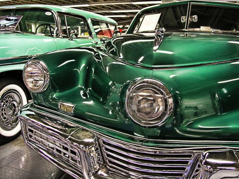 Машина цвета морской волны