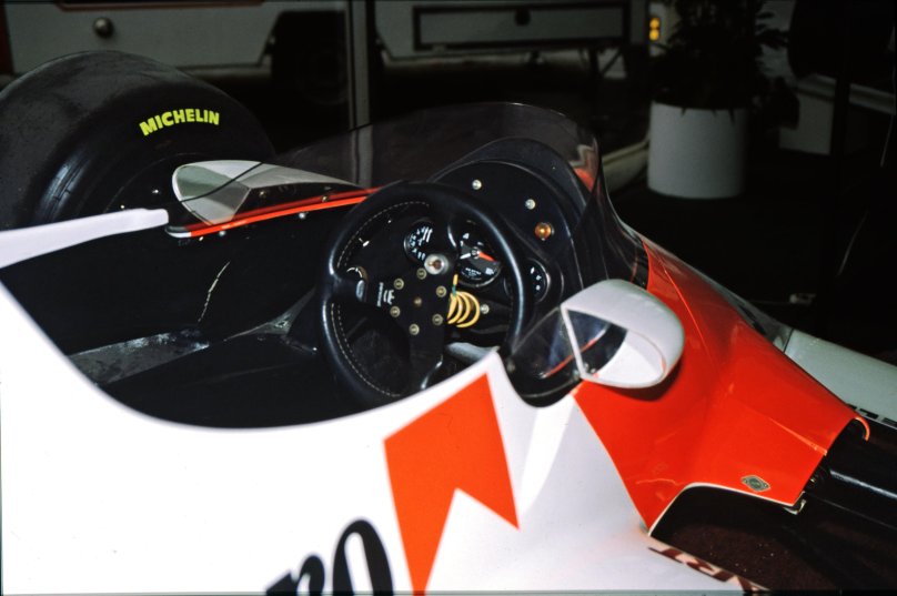 MCLAREN mp4/4 Cockpit