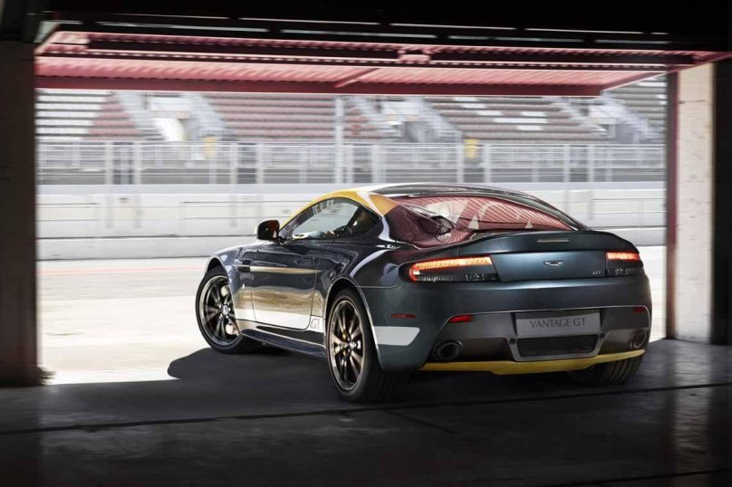 Астон Мартин в8 Vantage